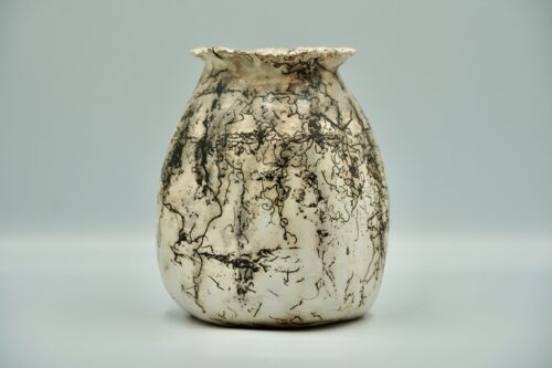 Scribbles — jarra de cerâmica artesanal clara com marcas escuras