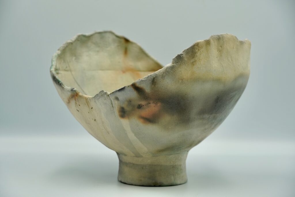 Taça de cerâmica artesanal de bordo irregular em tons claros