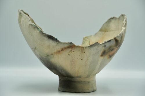 Concave Sanctuary — taça de cerâmica artesanal clara com bordo irregular