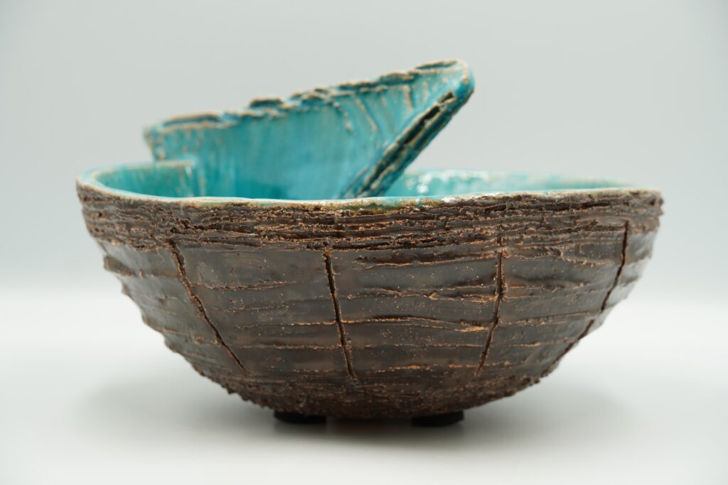 Taça de cerâmica artesanal com exterior texturado castanho e interior turquesa