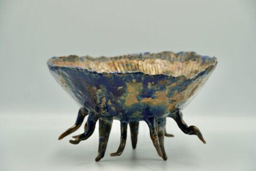 Calix Radicatus — taça de cerâmica artesanal azul e dourada com pés ramificados