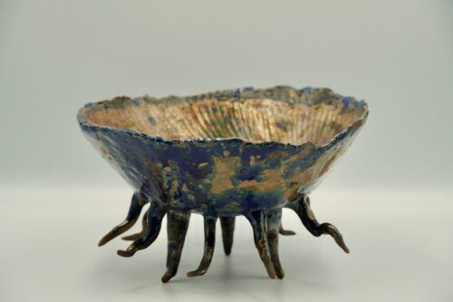 Taça de cerâmica artesanal com interior dourado, exterior azul e pés ramificados